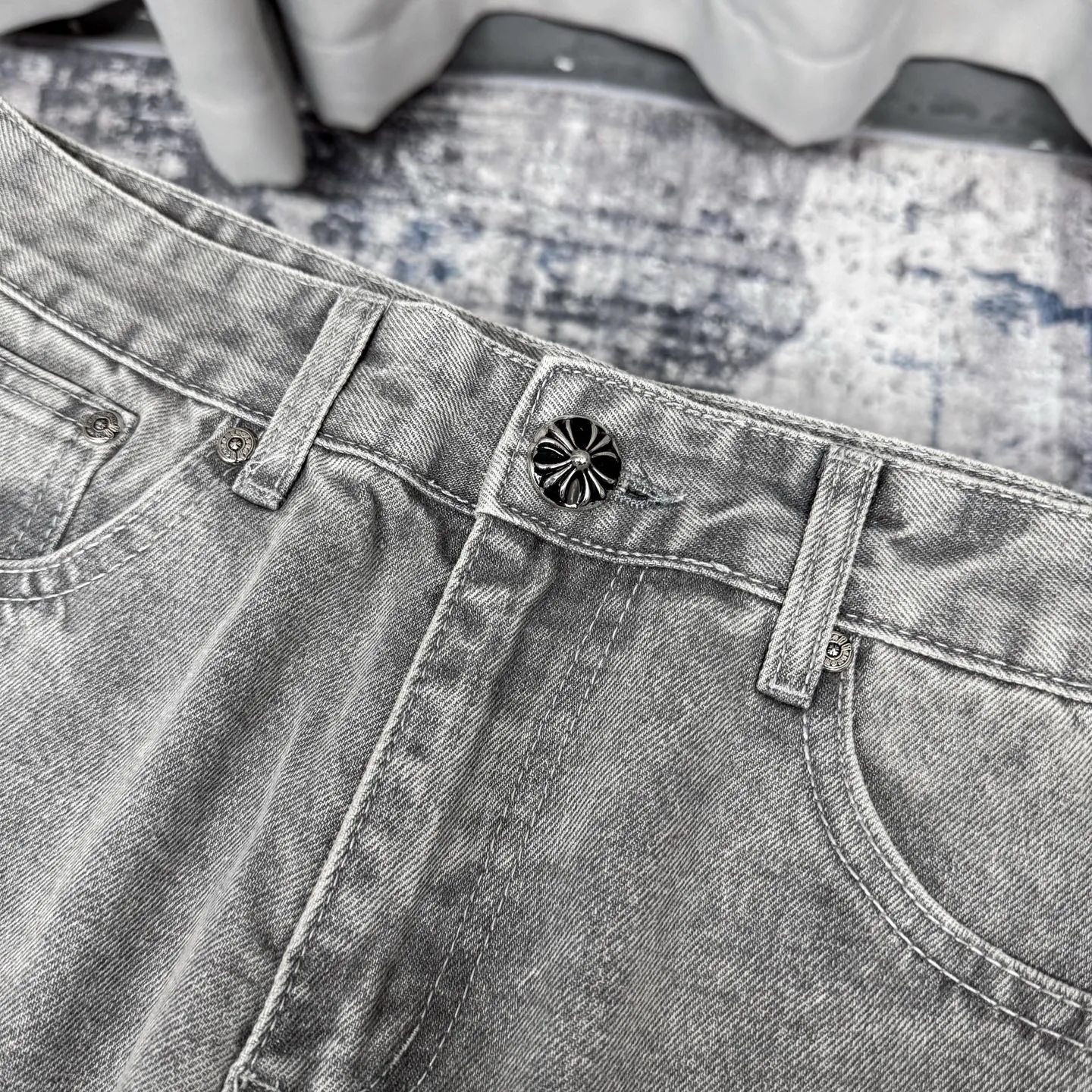 P230 Chrome Hearts CH Chrome Hearts Heavy Industry Damaged High Street Jeans exude unruly personality and unique charm. Every wear and tear is carefully designed to present a unique artistic feel. Made of imported denim fabric, which has undergone heavy industrial washing and destruction treatment, the trousers show a super cool effect on the upper body, allowing you to dominate the fashion stage.  This is more than just a pair of jeans, it is an expression of attitude. With its unique design concept and ultimate pursuit of details, Croxin breaks traditional boundaries and defines the jeans trend in the new era. The trousers are made of double-layer woven fabric and matched with customized hardware, showing an incomparably beautiful and unique style, making every wearer the focus of fashion. Imported denim fabric, super heavy-duty washed and damaged, the upper body is super cool! Customized hardware. Unbeatable and beautiful style. The production process is difficult. Full of high street feel. Color: Gray Size: S M L XL XXL